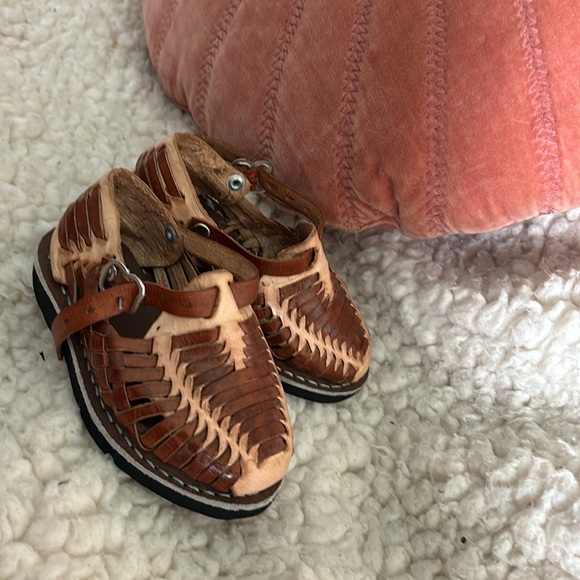 Selling Mexican made shoes They are Size 3 in Mexico Size 5.5 In The USA, - Picture 3 of 3